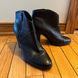 Vince Camuto Women’s Franell Black Leather Ankle Boots Size 7.5